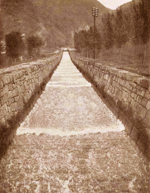 Ondas rolantes em um canal de alvenaria dos Alpes Suos