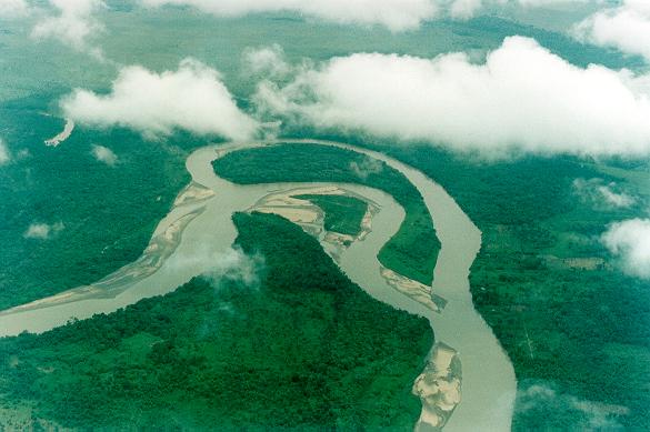 Canal sinuoso no rio Meta