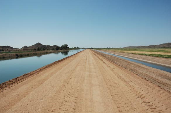 Canal de irrigao ( esquerda) e canal de drenagem ( direita)