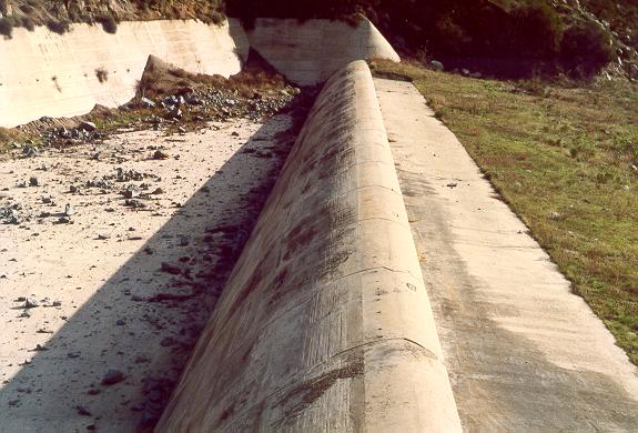 Vertedero de 
emergencia en la Presa el Capitán, <br>en el Río San Diego, San Diego, California.