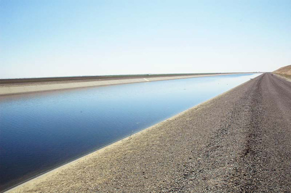 El Canal San Luis, cerca de a  Coalinga, en el Valle
 Central, California.