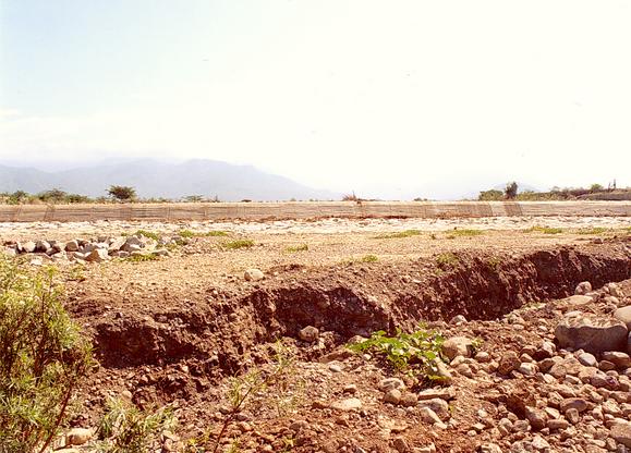 Crossing of Tinajones Feeder Canal with Quebrada Chiriquipe (Chiriquipe Wash). 