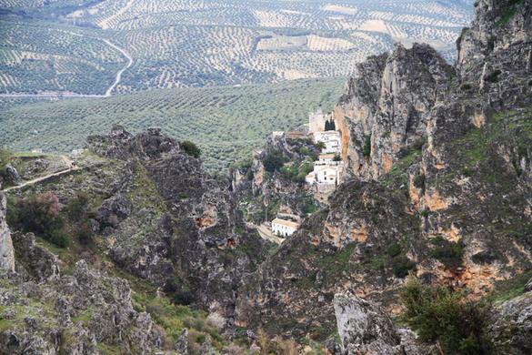 Vista del pueblo de Zuheros, desde la Sierra Subbtica, Andaluca, Espaa. 