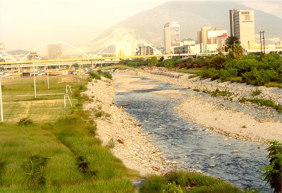 Vista del r�o Santa Catarina, mostrando el canal piloto a la derecha, y el terrapl�n que funciona como �rea de inundaci�n a la izquierda